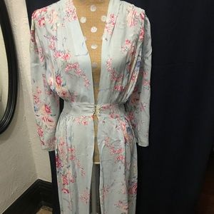Flirty vintage robe, floral print.